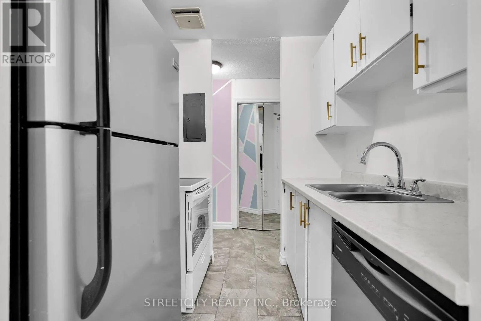 206 - 1590 ERNEST AVENUE, #206