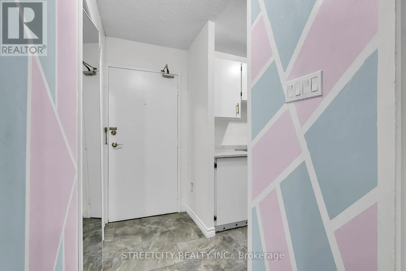 206 - 1590 ERNEST AVENUE, #206