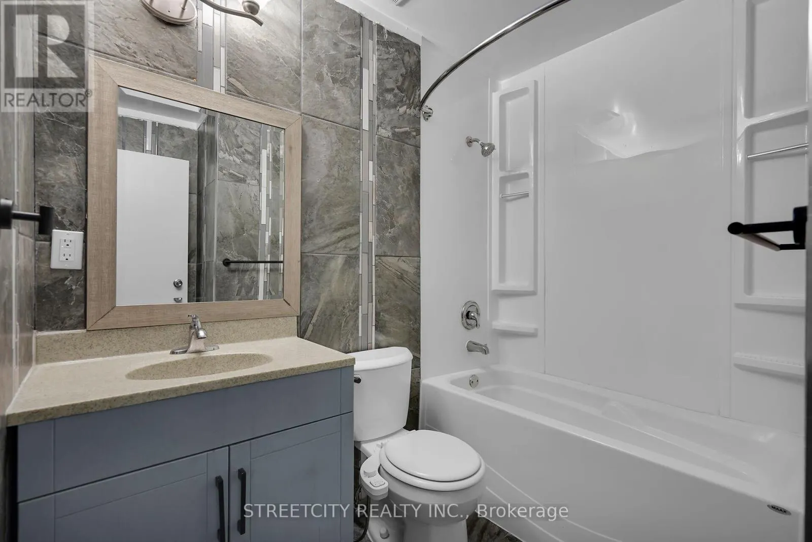 206 - 1590 ERNEST AVENUE, #206