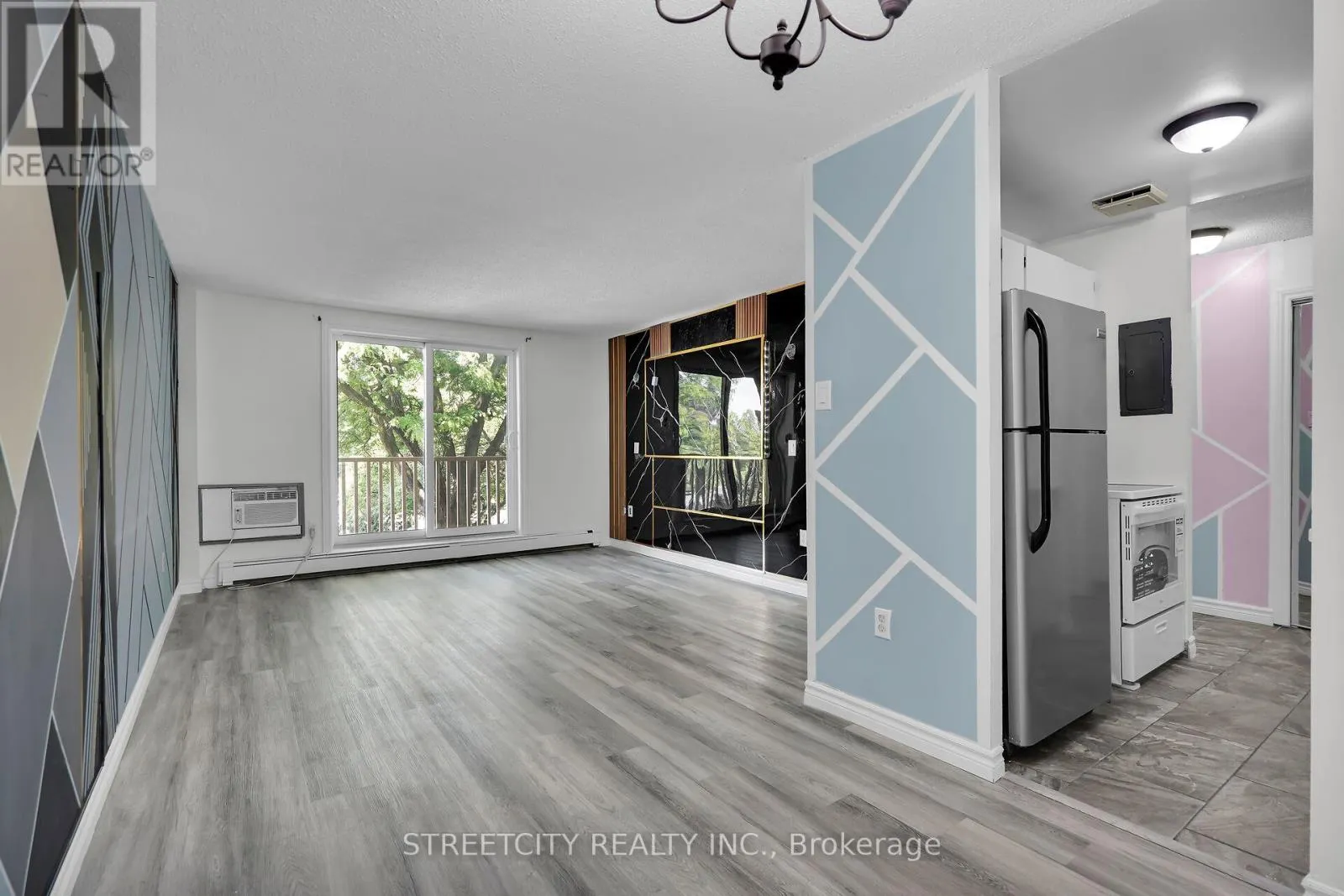 206 - 1590 ERNEST AVENUE, #206