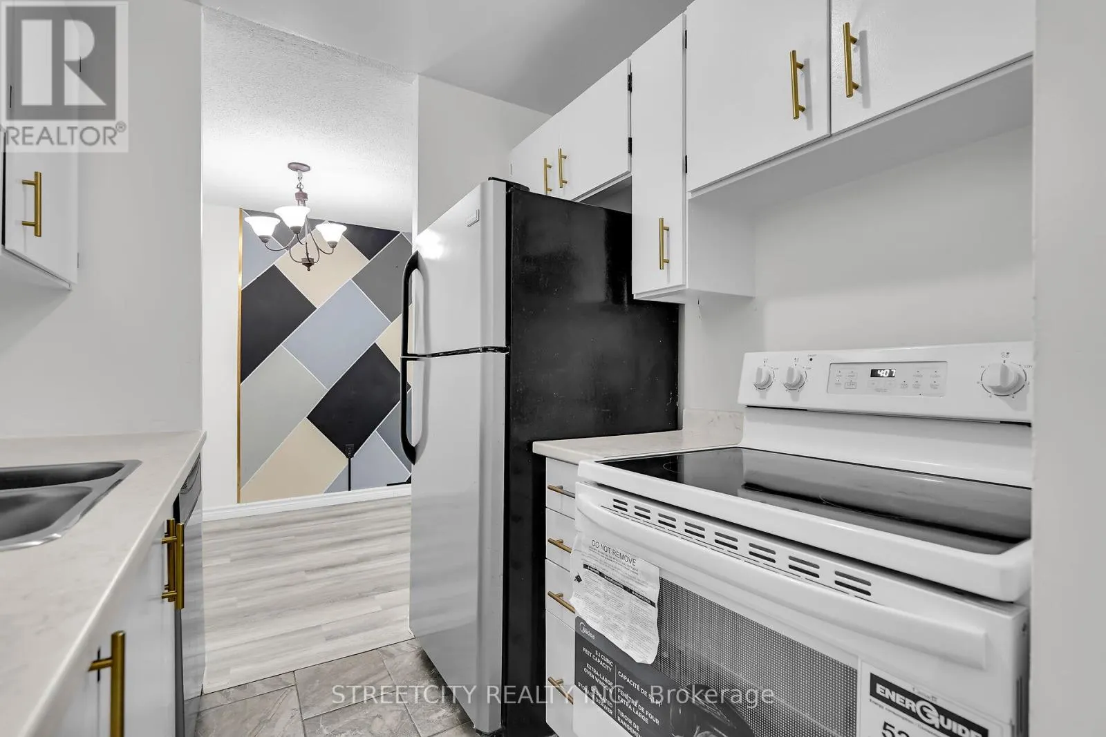 206 - 1590 ERNEST AVENUE, #206