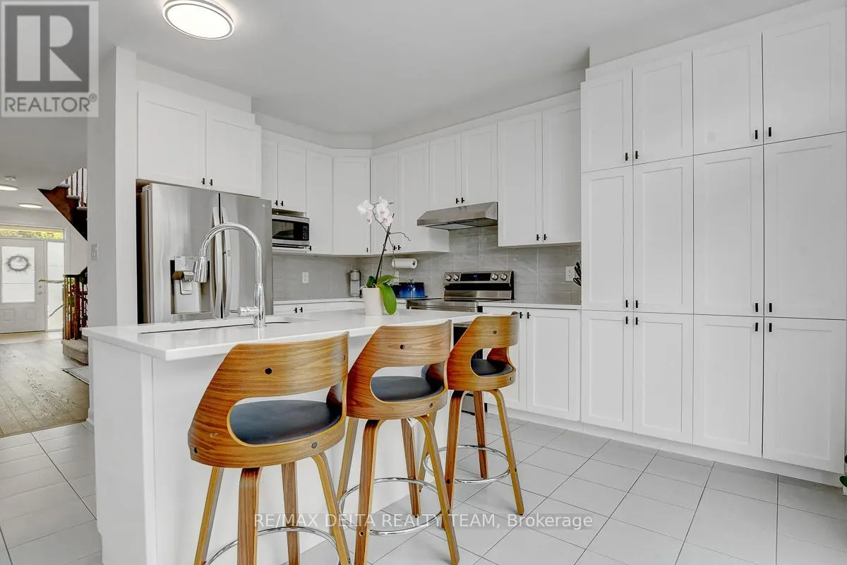 370 AQUAVIEW DRIVE