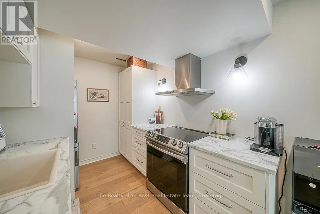 428 LAKEVIEW DRIVE