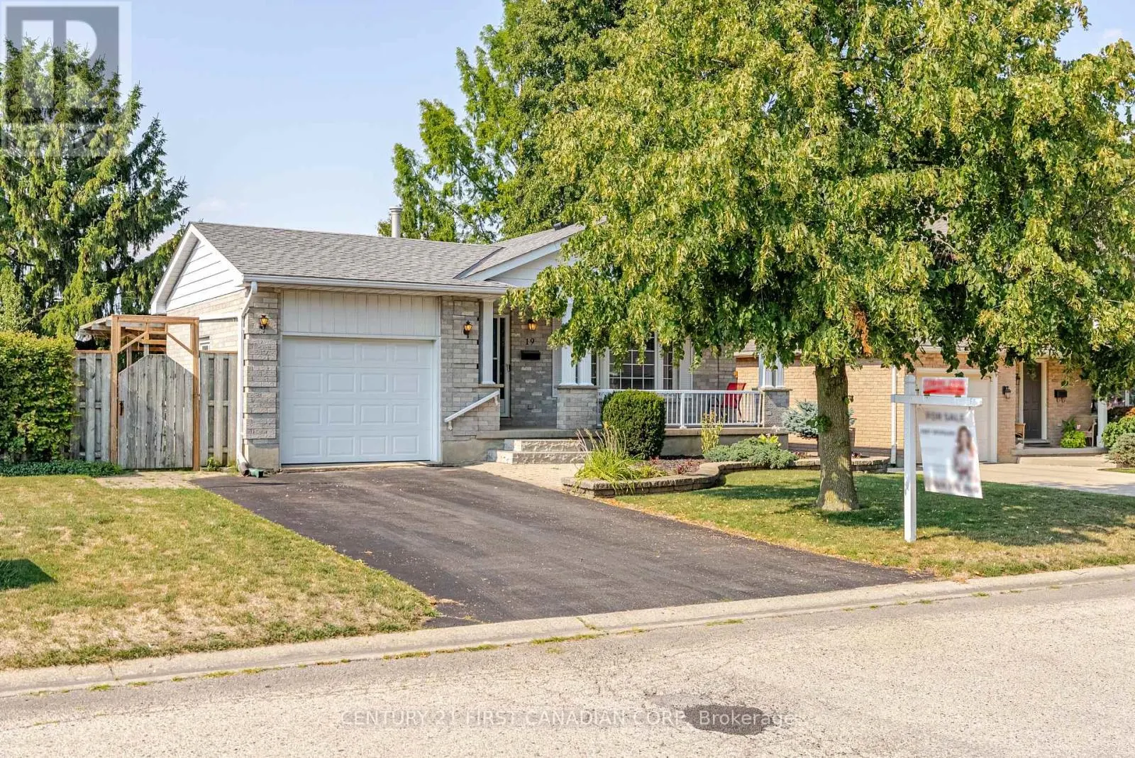 19 FARMINGTON DRIVE