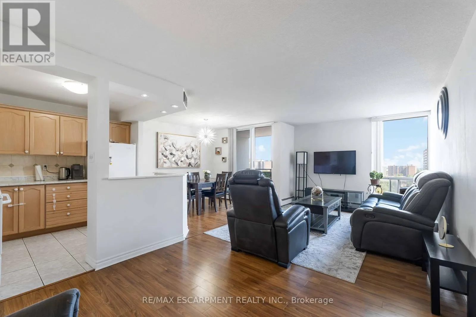 1004 - 75 GLENBURN COURT