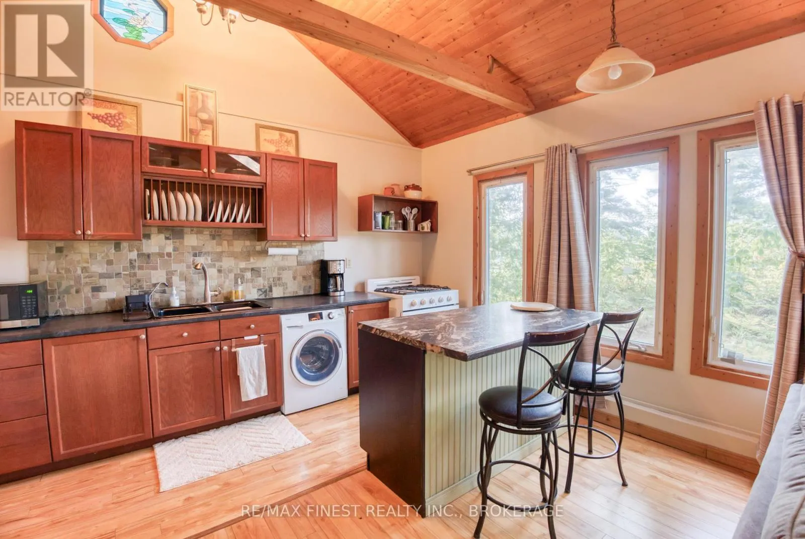 1036A TWIN LAKE LANE
