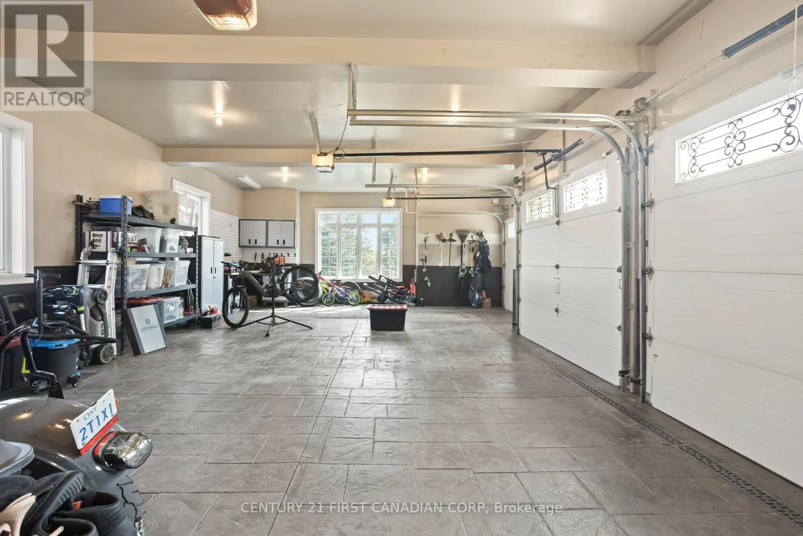 547 CRESTWOOD DRIVE