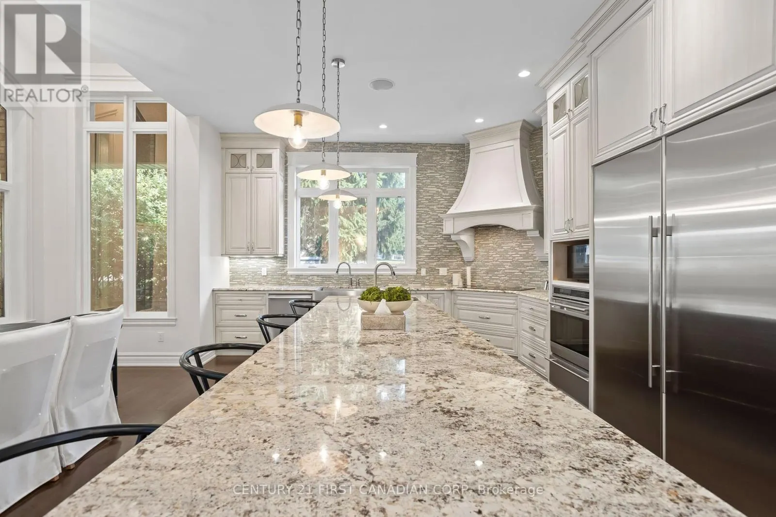 547 CRESTWOOD DRIVE