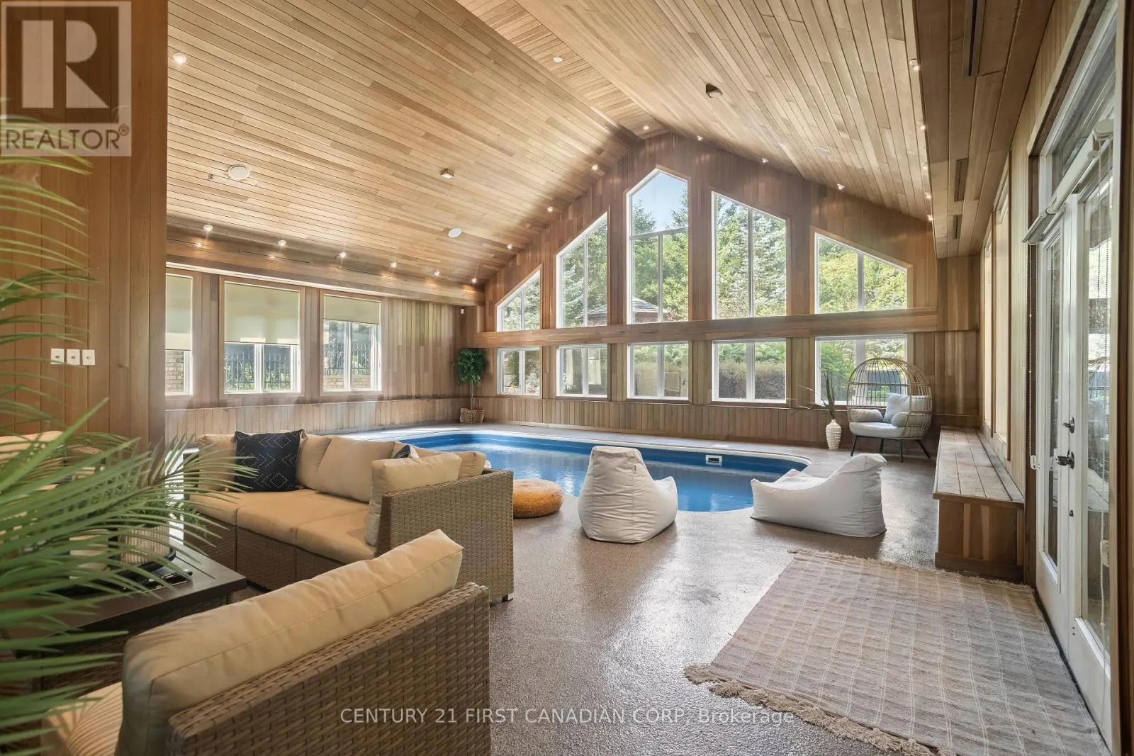 547 CRESTWOOD DRIVE
