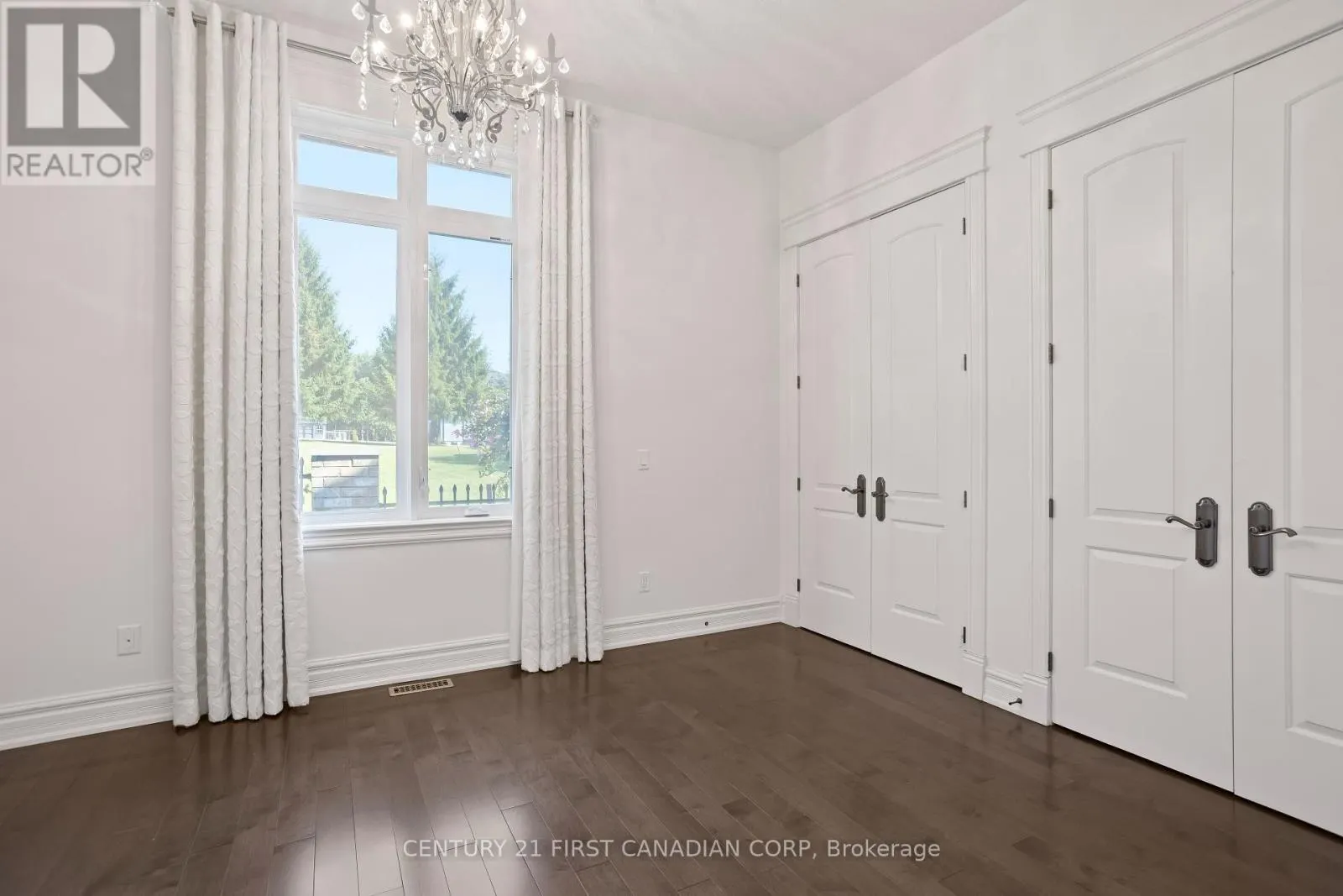 547 CRESTWOOD DRIVE