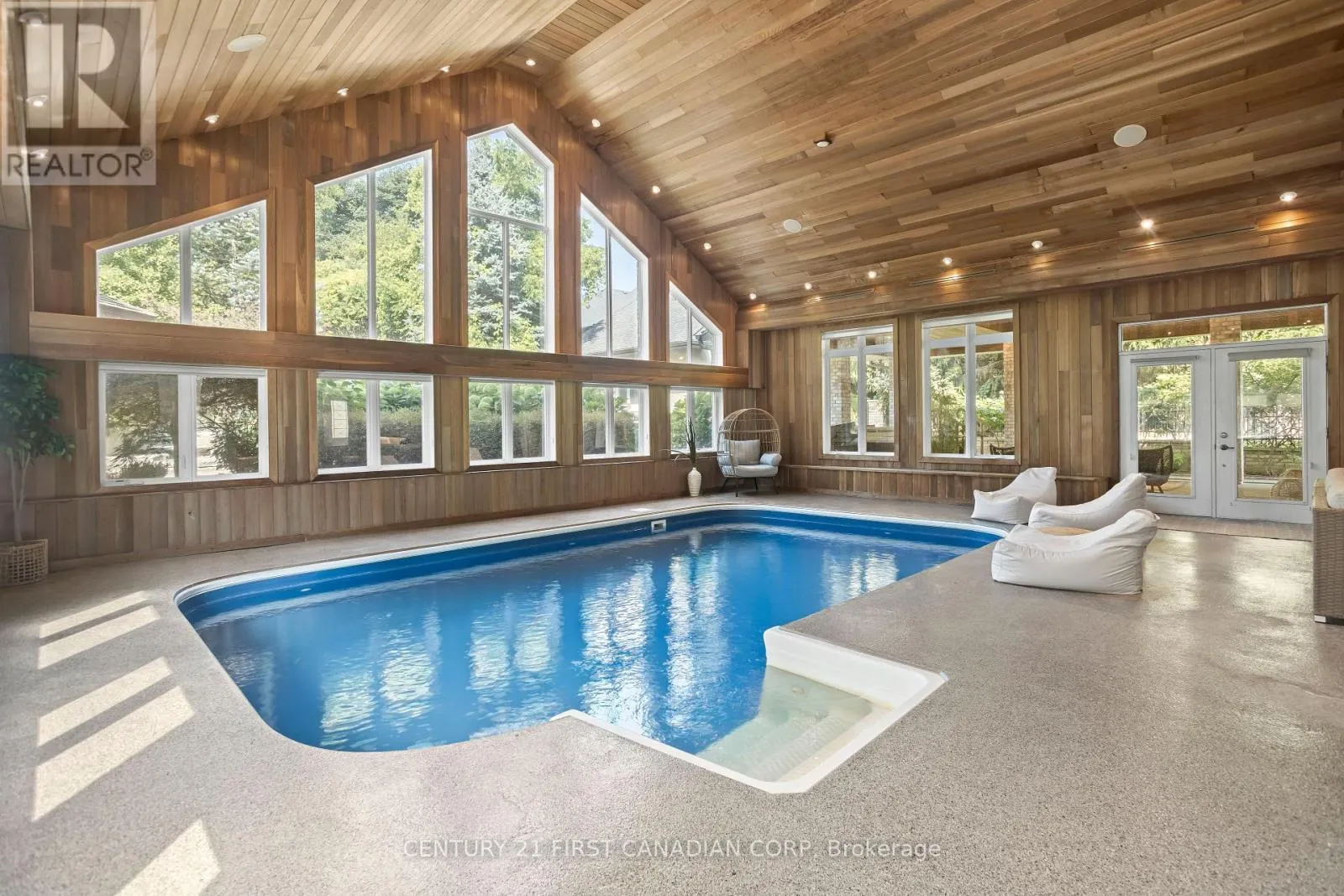 547 CRESTWOOD DRIVE