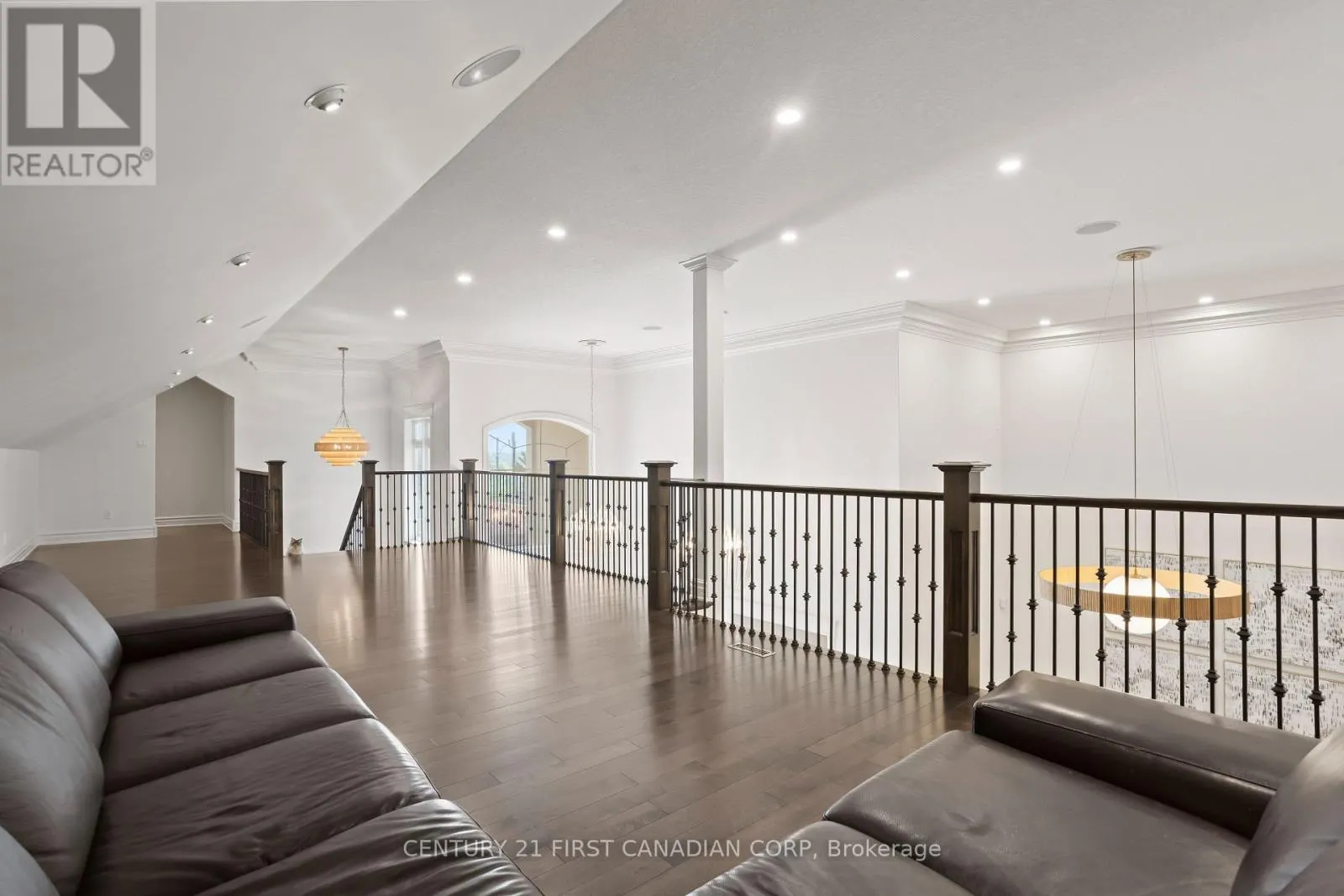 547 CRESTWOOD DRIVE