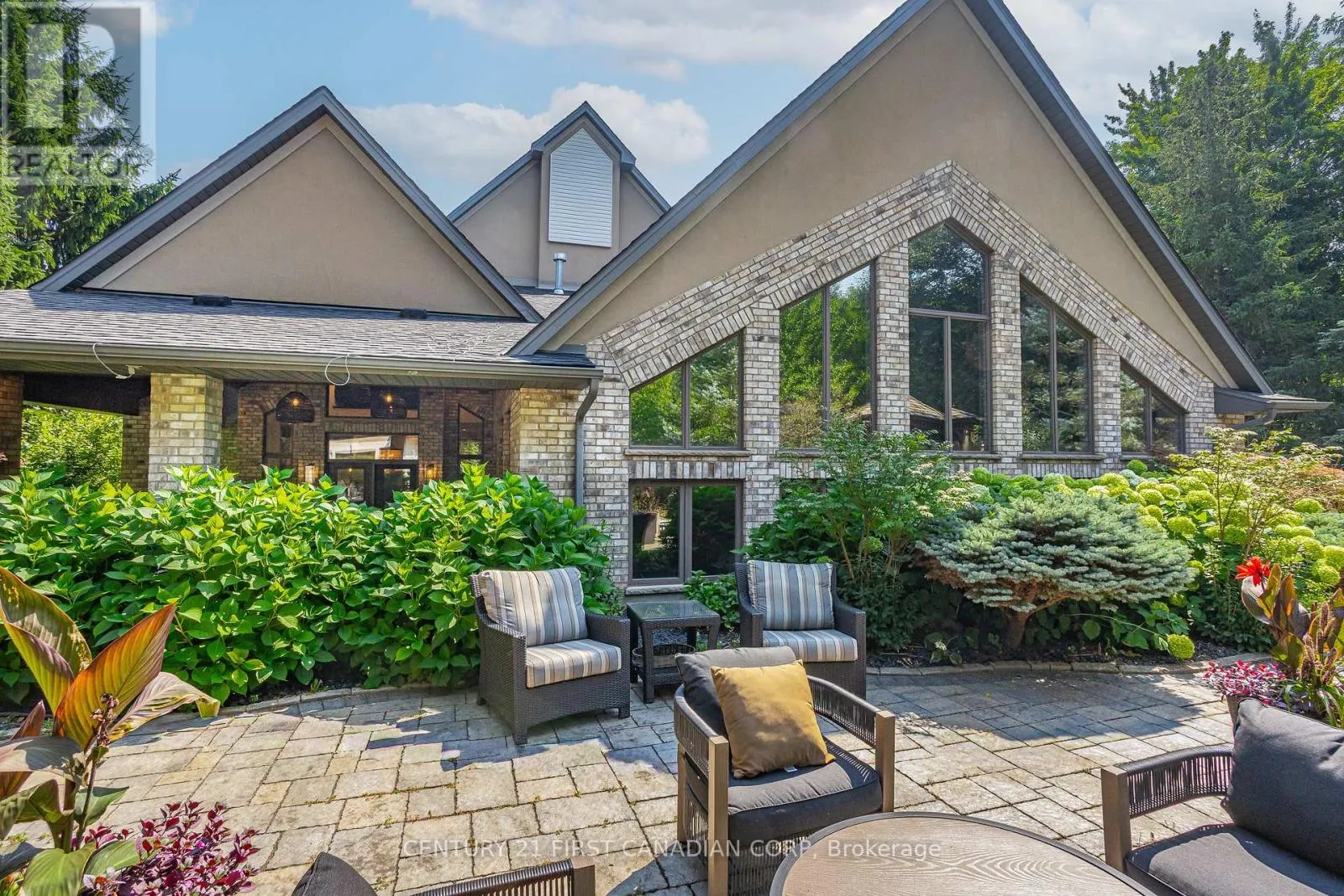 547 CRESTWOOD DRIVE