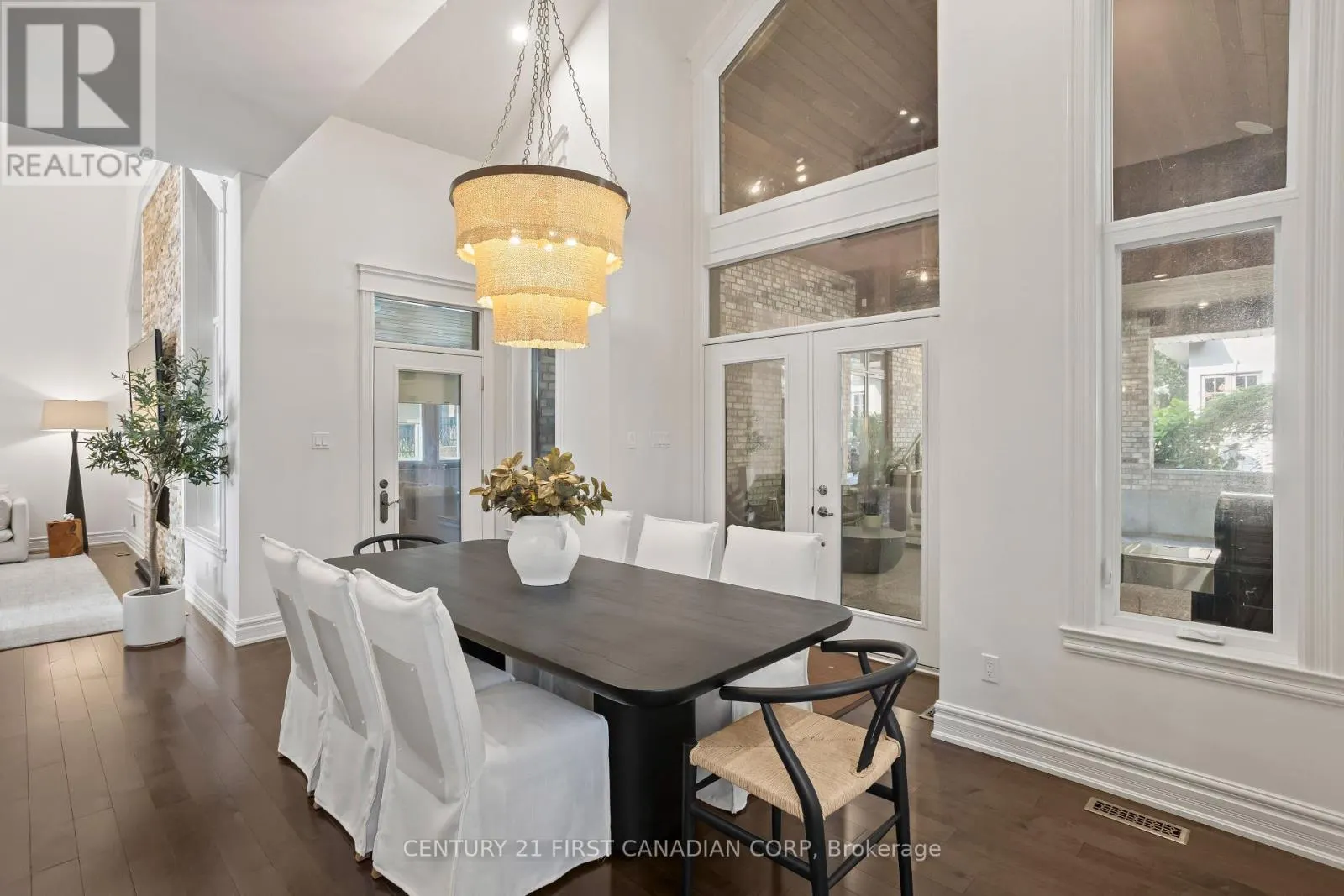 547 CRESTWOOD DRIVE