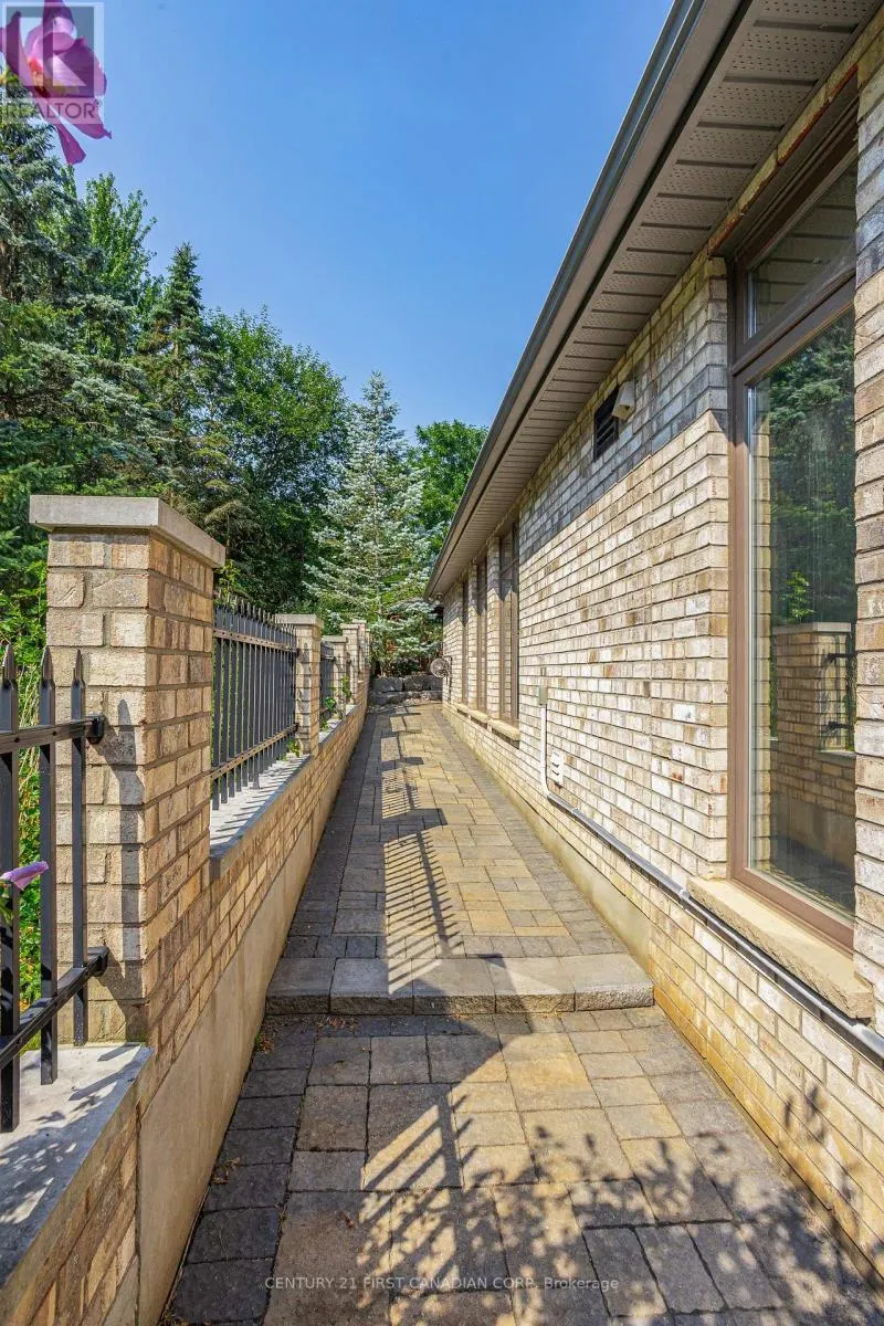 547 CRESTWOOD DRIVE