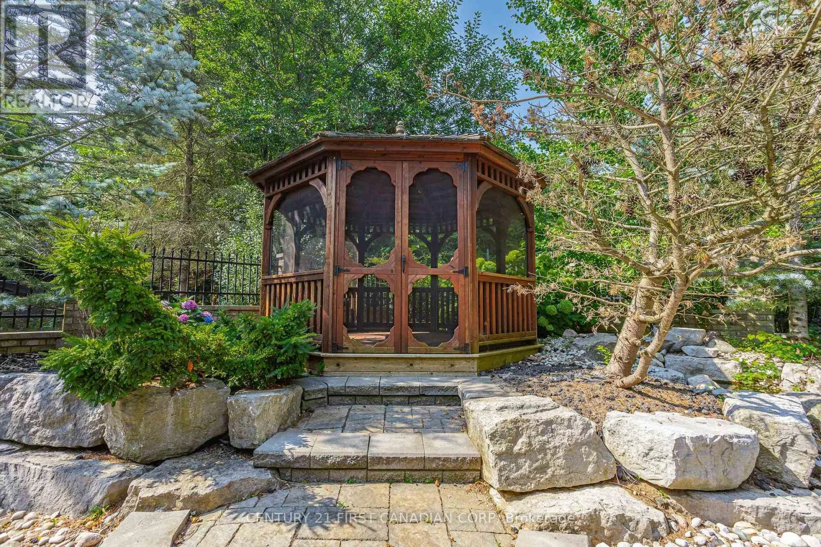 547 CRESTWOOD DRIVE