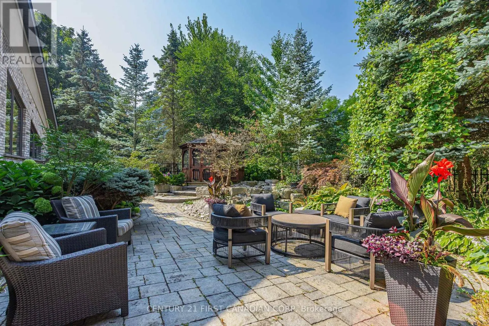547 CRESTWOOD DRIVE