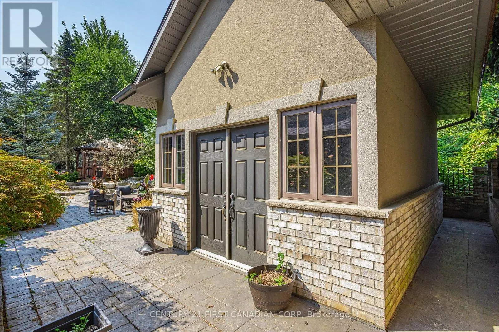 547 CRESTWOOD DRIVE