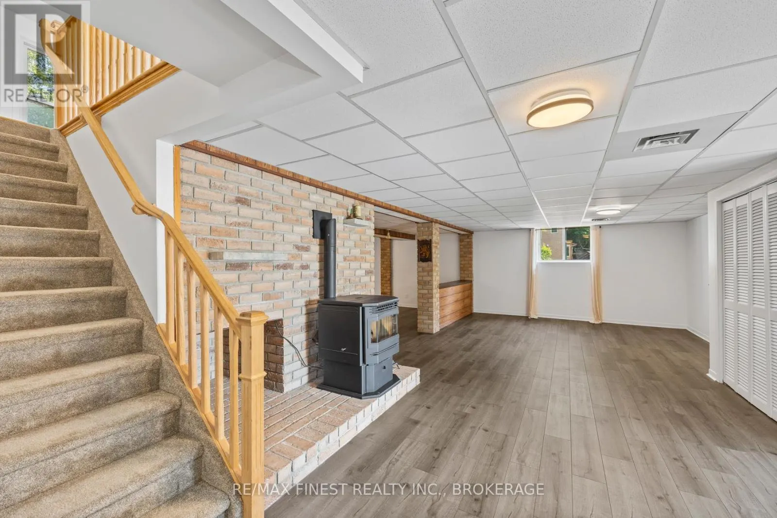 3743 MAPLE CREST COURT