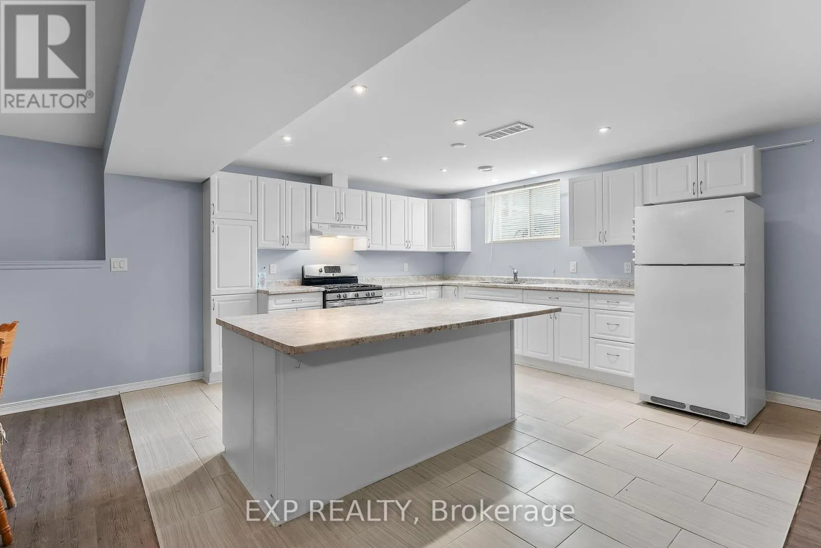 4 - 5490 PRINCE EDWARD AVENUE, #4