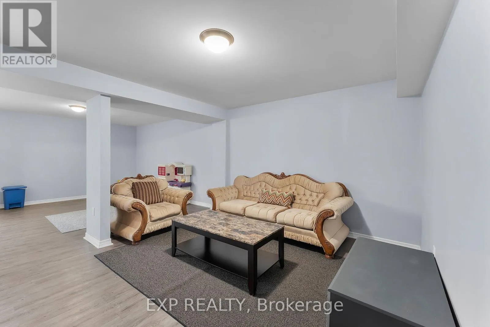 4 - 5490 PRINCE EDWARD AVENUE, #4