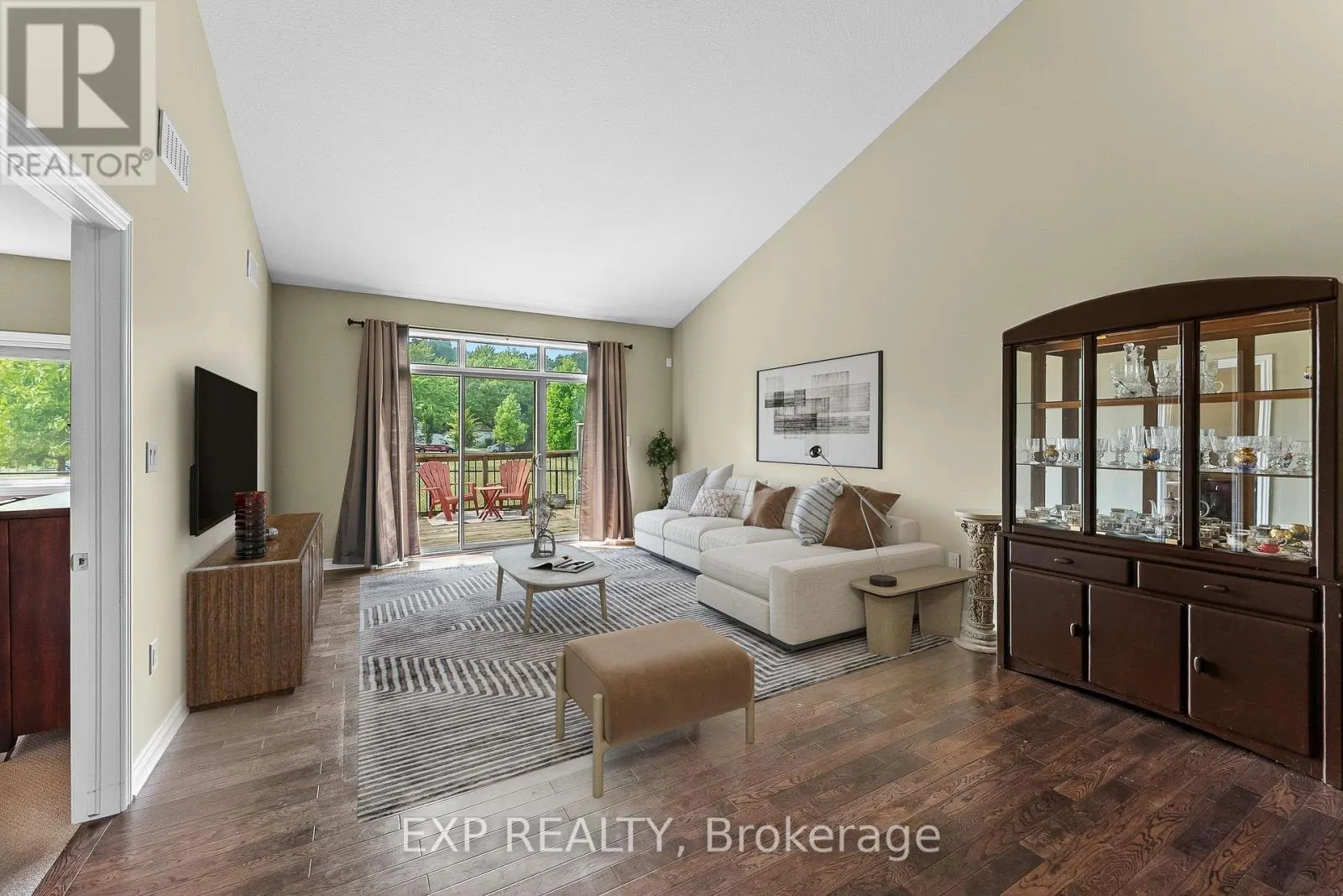 4 - 5490 PRINCE EDWARD AVENUE, #4