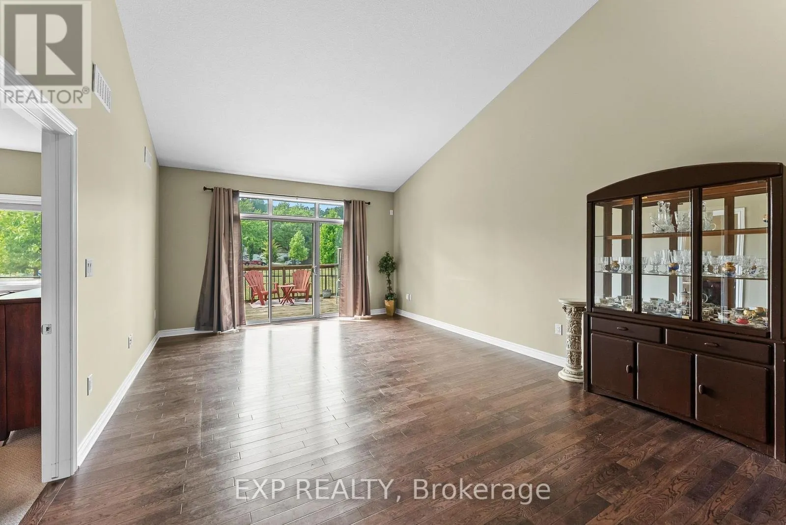 4 - 5490 PRINCE EDWARD AVENUE, #4