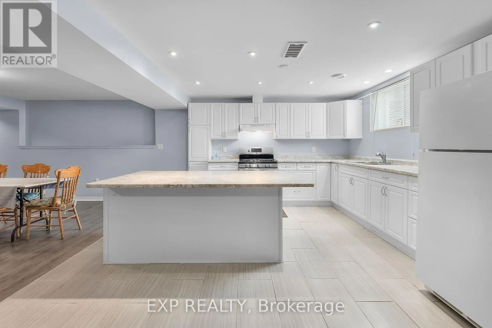 4 - 5490 PRINCE EDWARD AVENUE, #4