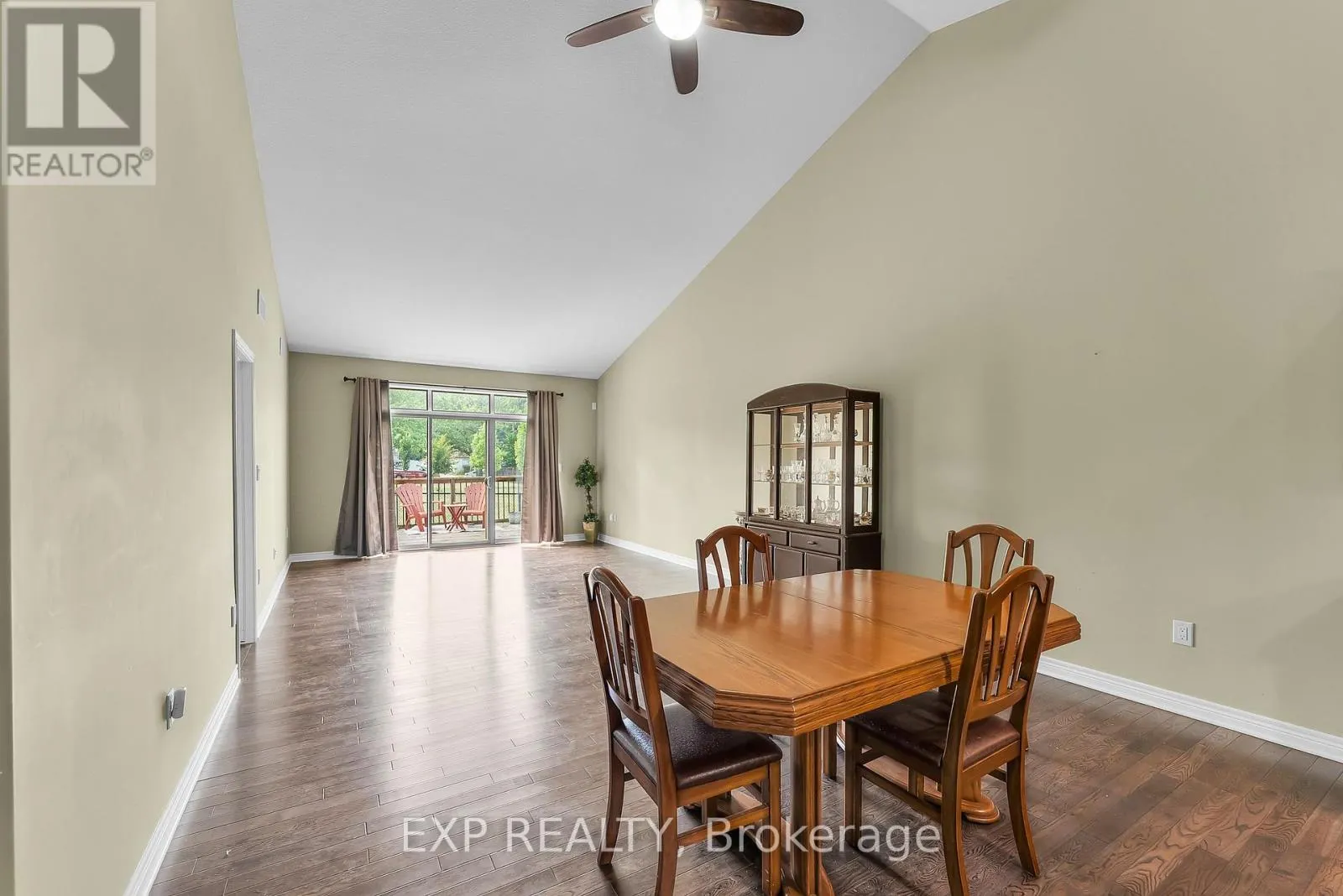 4 - 5490 PRINCE EDWARD AVENUE, #4
