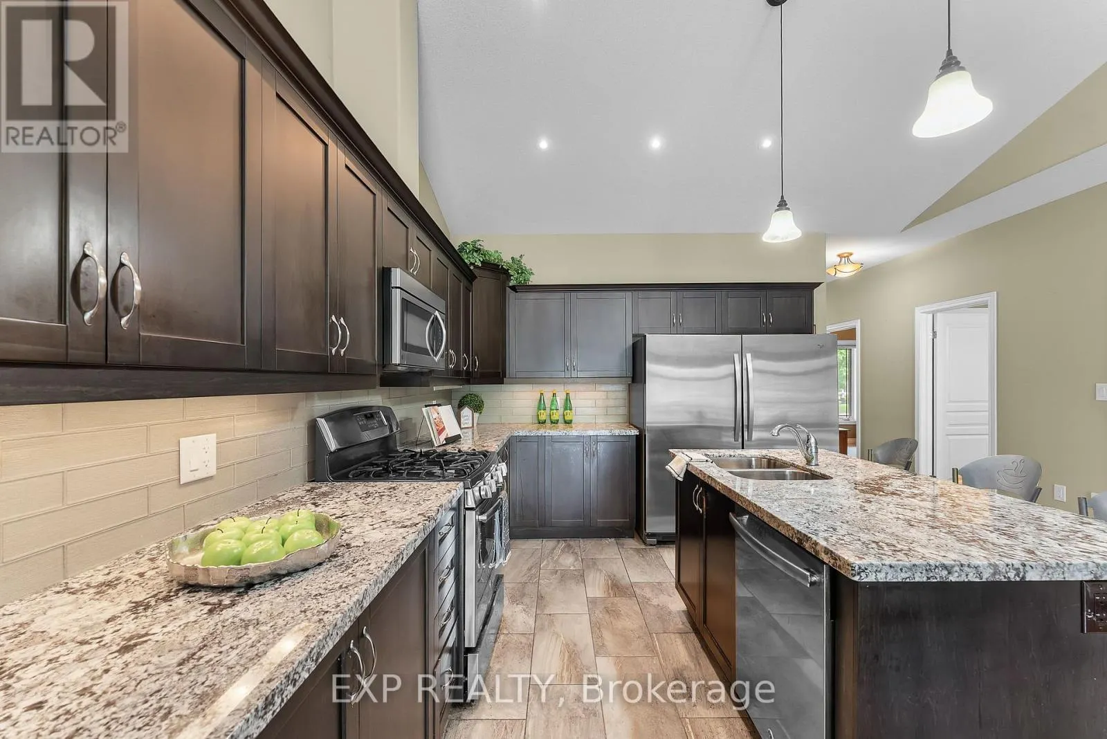 4 - 5490 PRINCE EDWARD AVENUE, #4