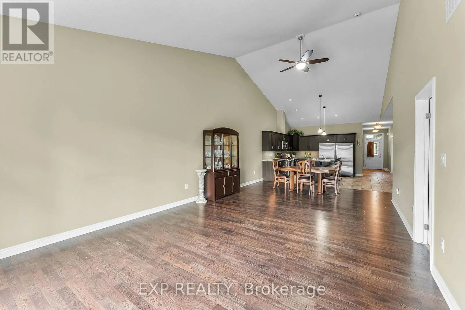 4 - 5490 PRINCE EDWARD AVENUE, #4