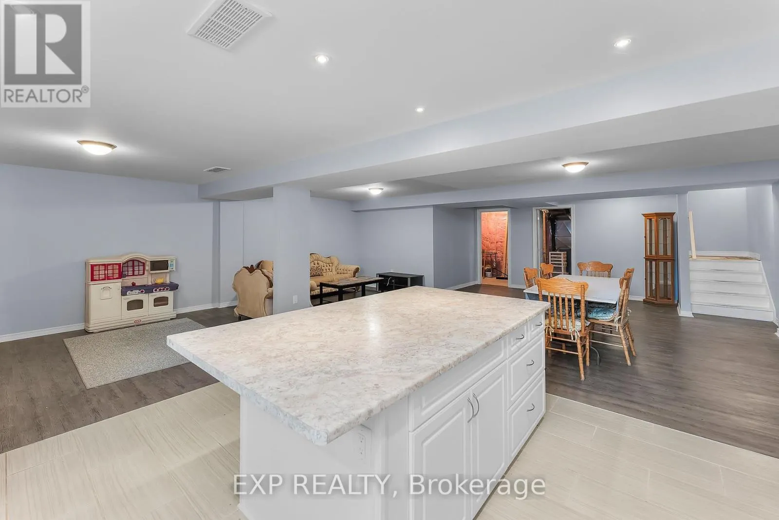 4 - 5490 PRINCE EDWARD AVENUE, #4