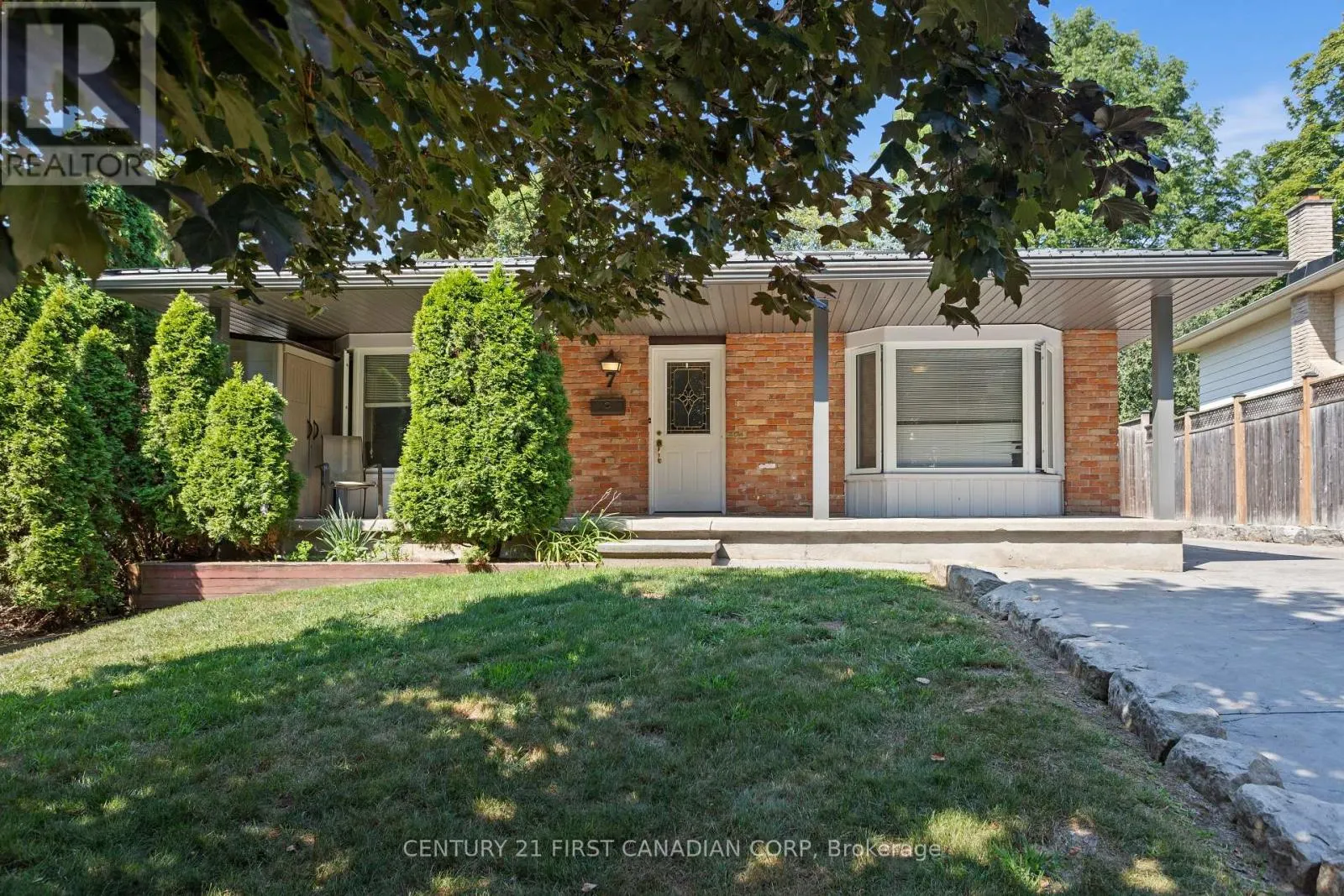 7 ROLLSCOURT GARDENS