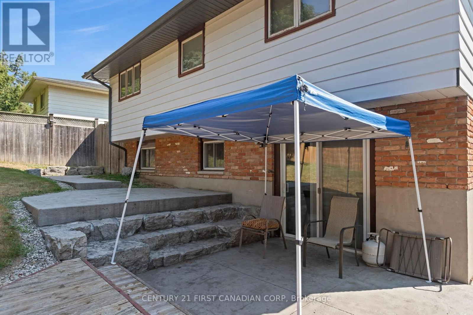 7 ROLLSCOURT GARDENS
