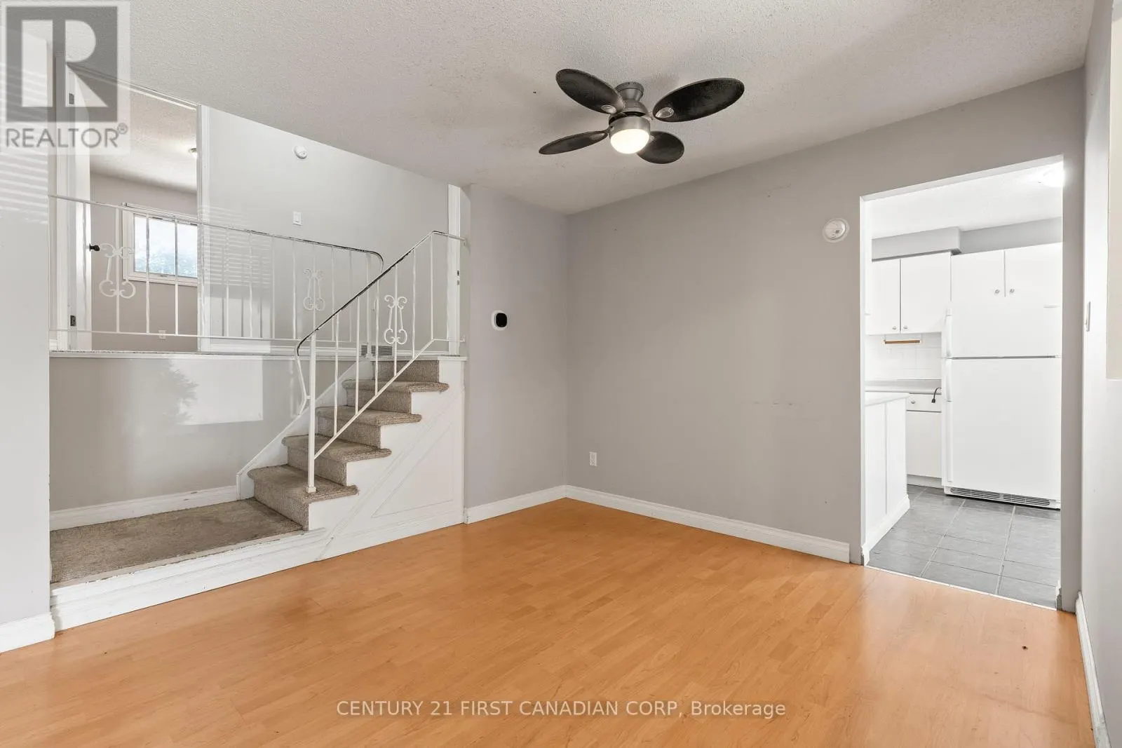 7 ROLLSCOURT GARDENS