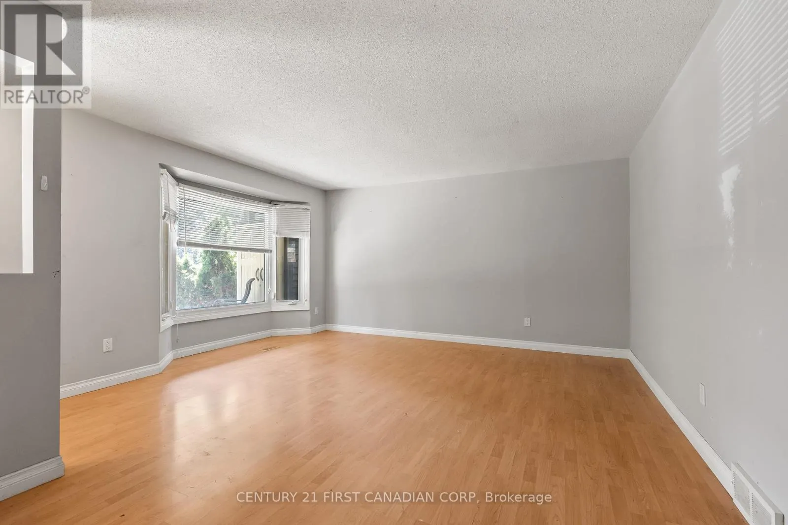 7 ROLLSCOURT GARDENS