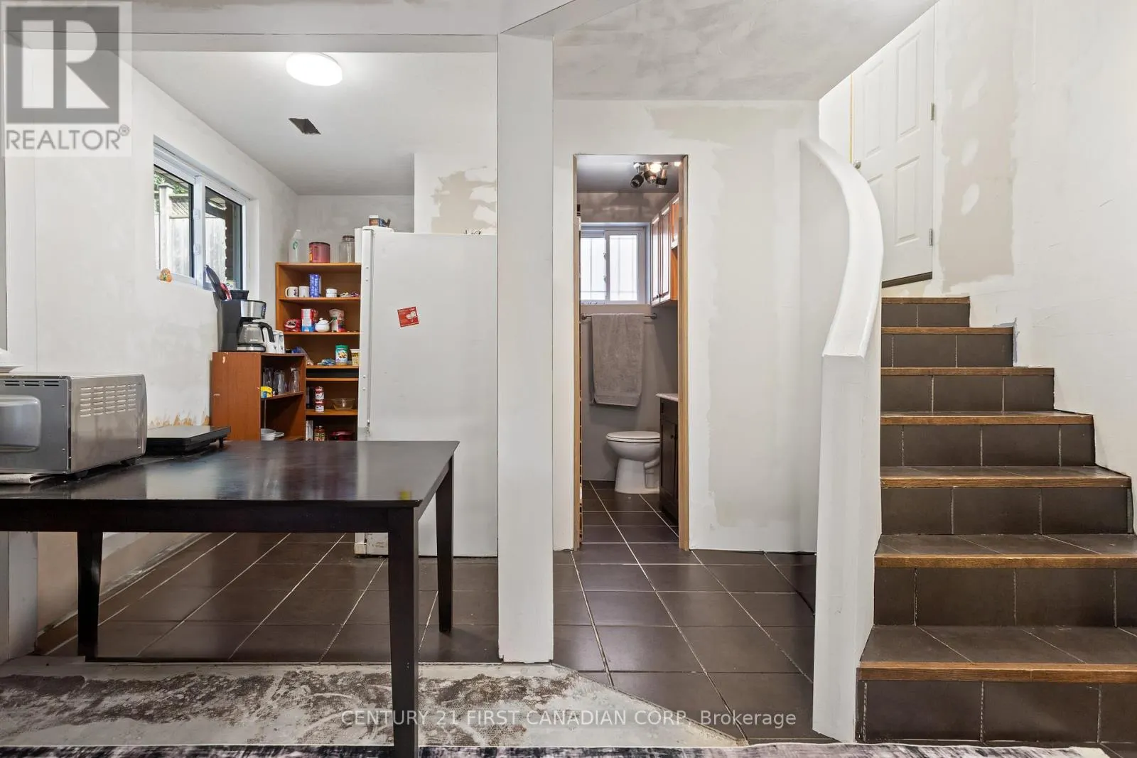 7 ROLLSCOURT GARDENS