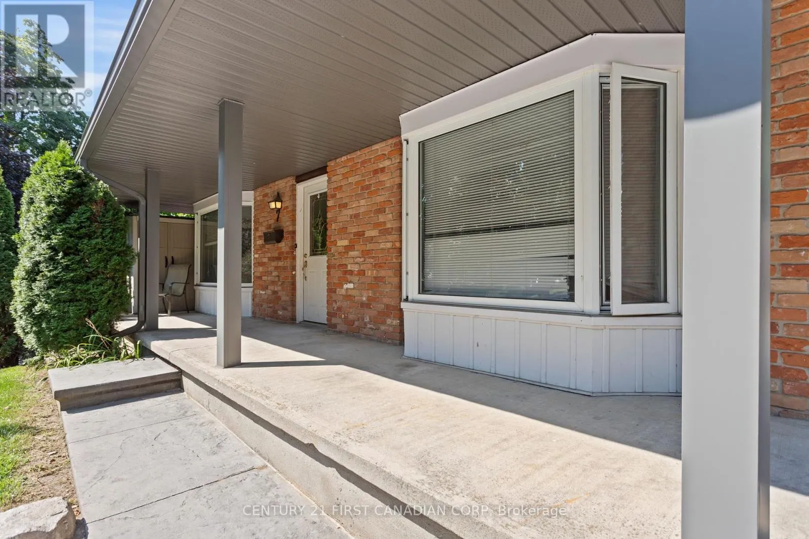 7 ROLLSCOURT GARDENS