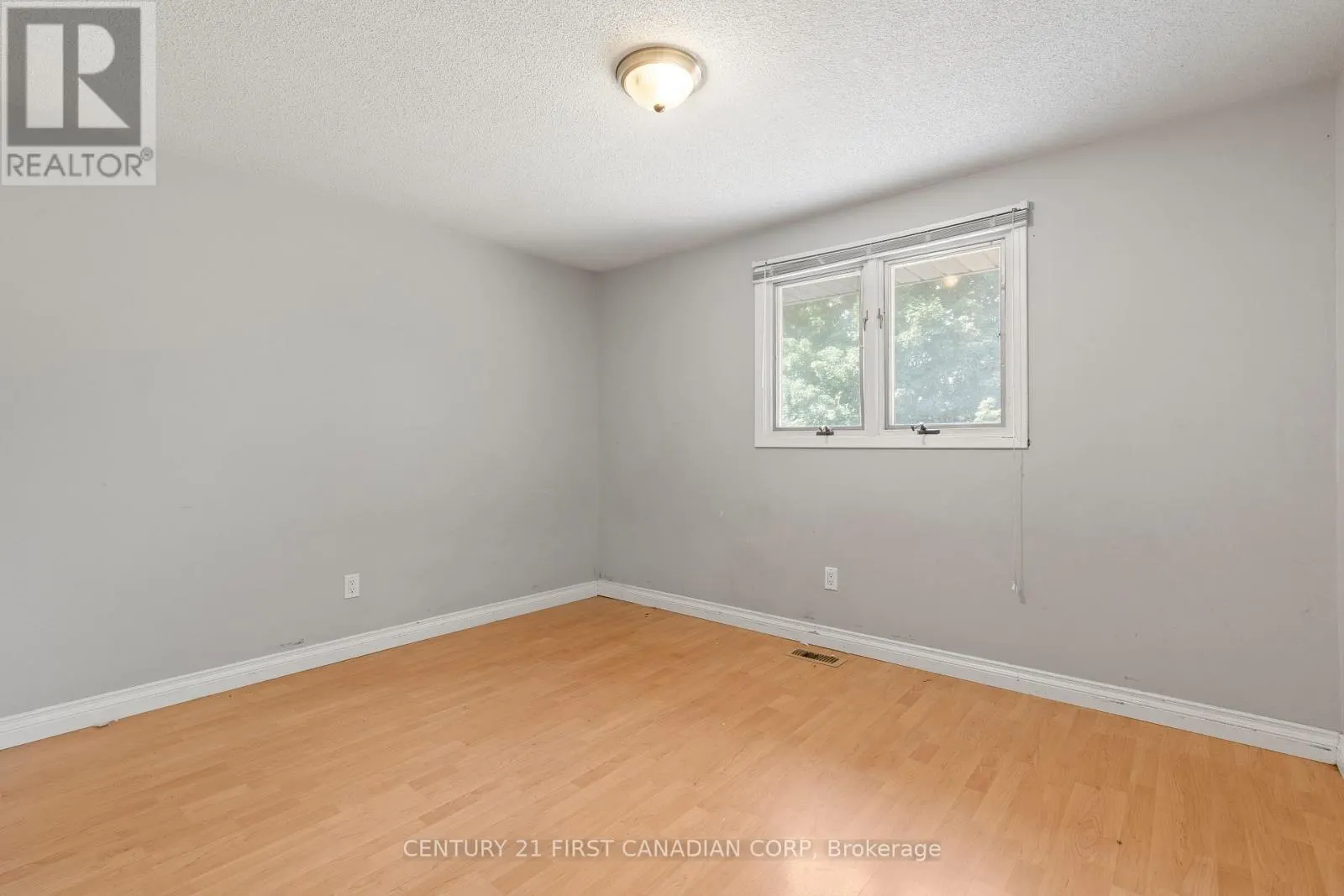 7 ROLLSCOURT GARDENS