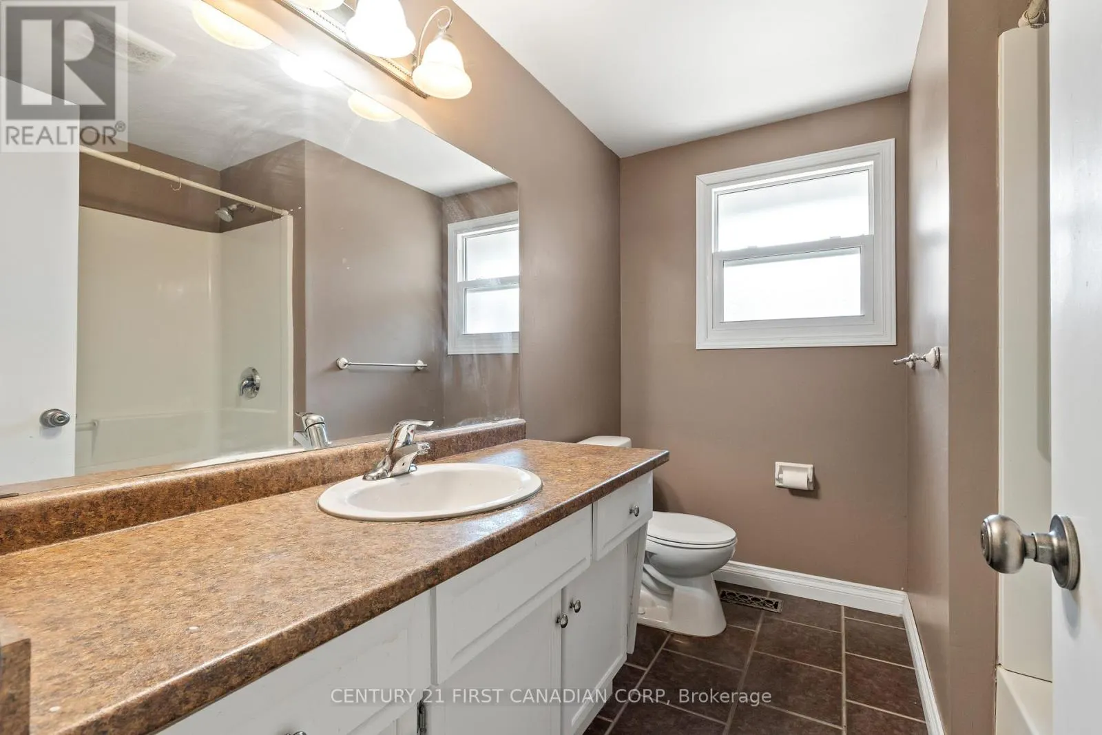 7 ROLLSCOURT GARDENS