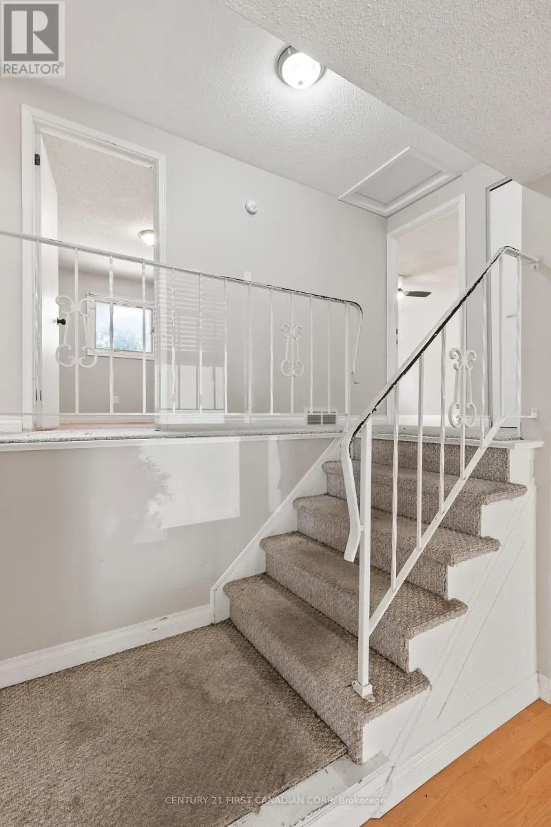 7 ROLLSCOURT GARDENS