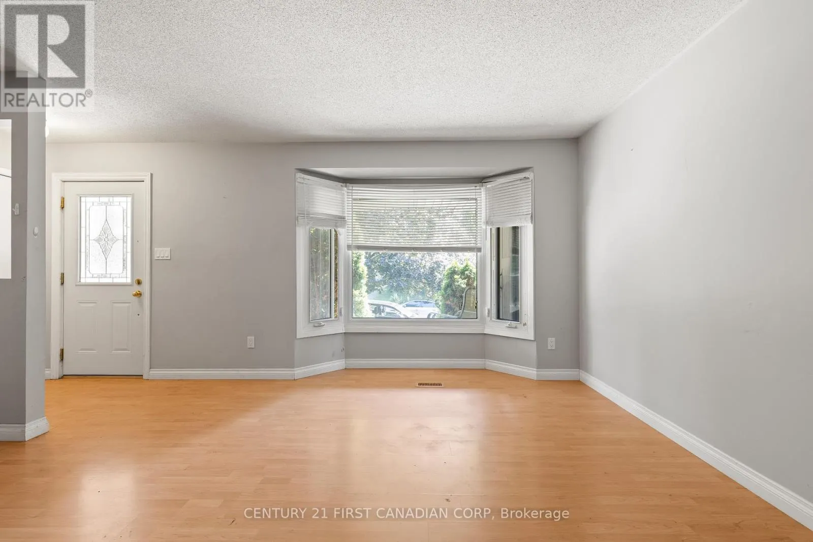 7 ROLLSCOURT GARDENS