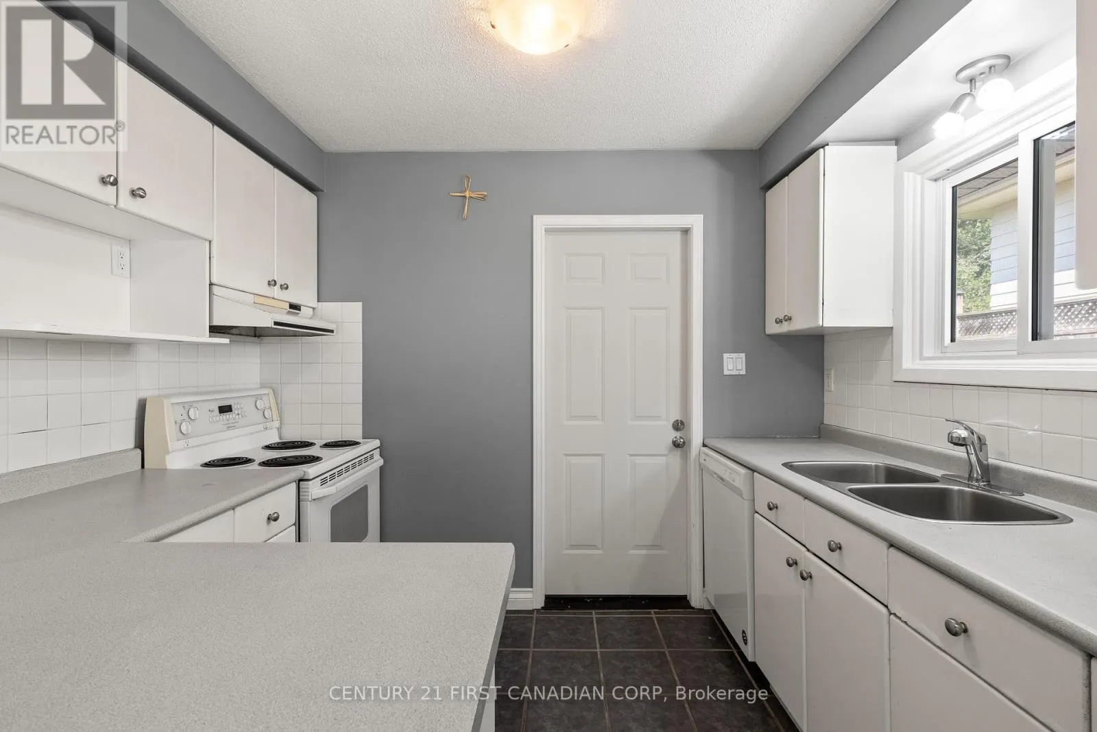 7 ROLLSCOURT GARDENS