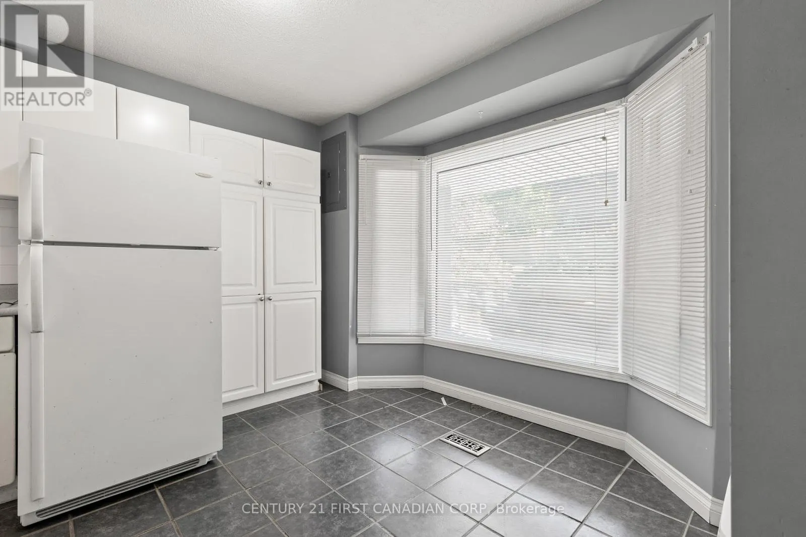 7 ROLLSCOURT GARDENS