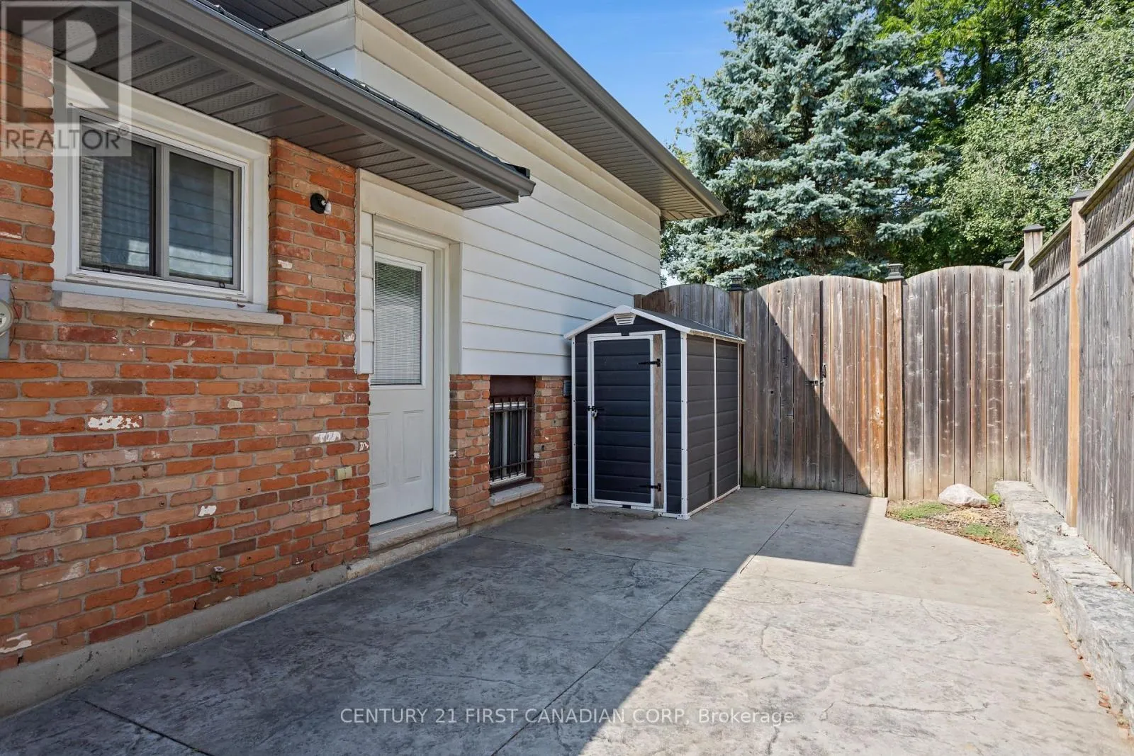 7 ROLLSCOURT GARDENS
