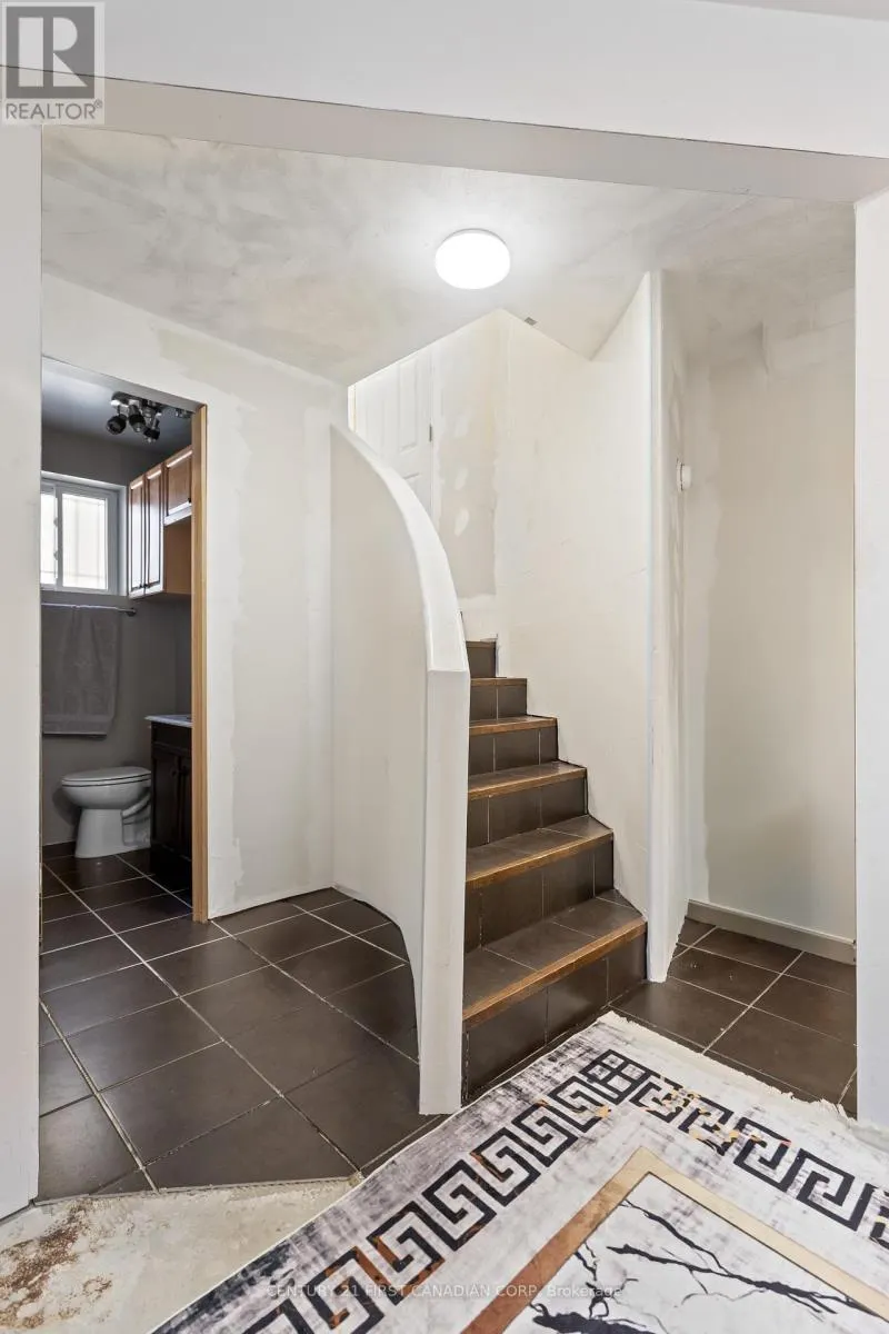 7 ROLLSCOURT GARDENS