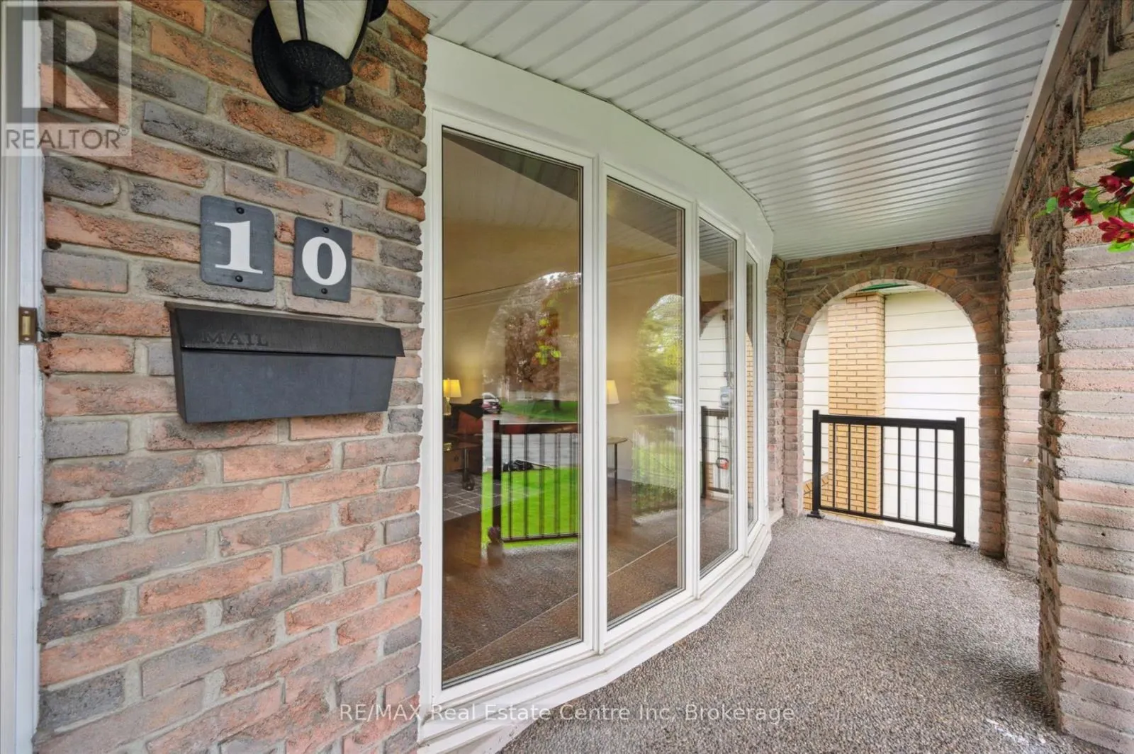 10 VILLA COURT
