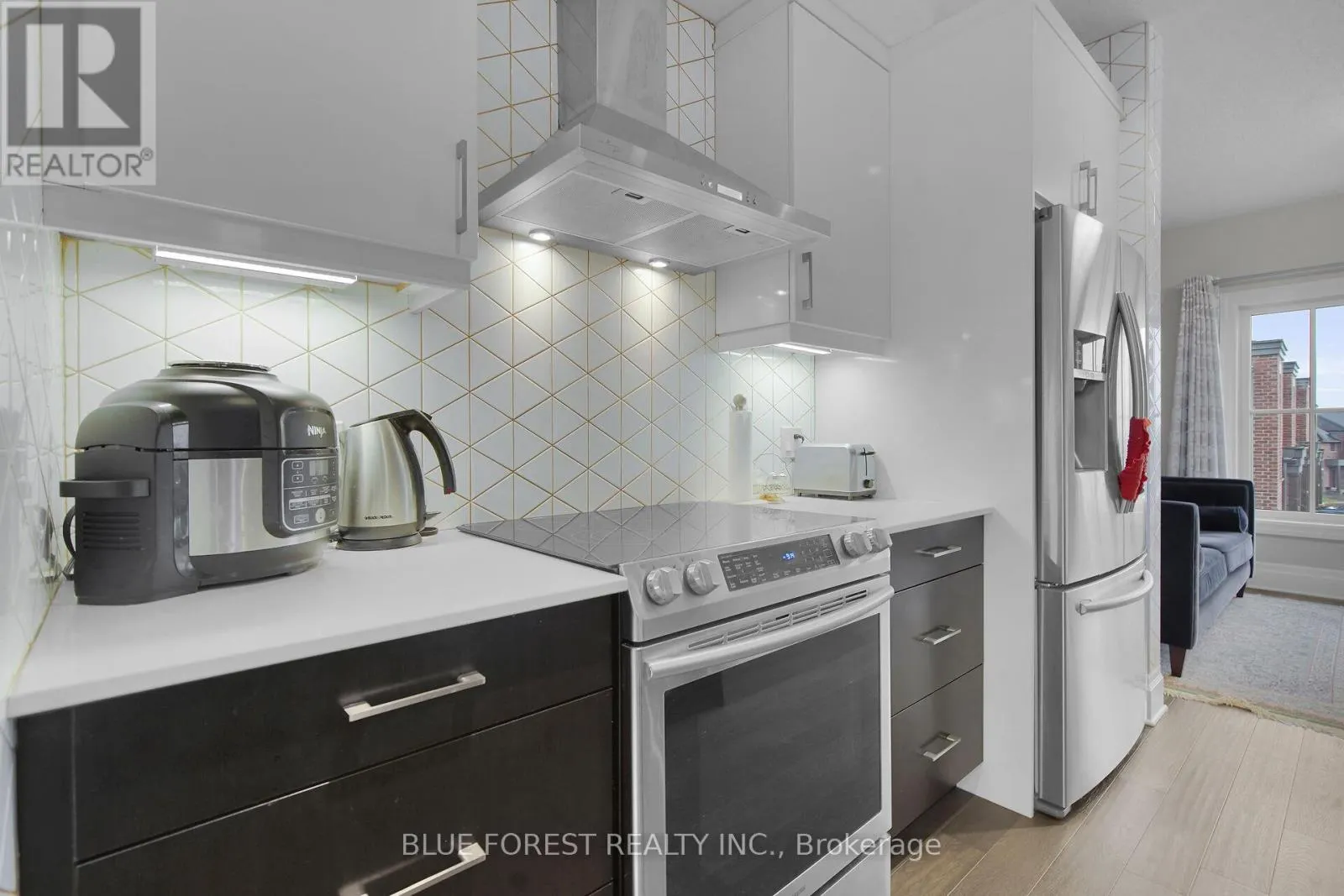 2 - 555 SUNNINGDALE ROAD E, #2