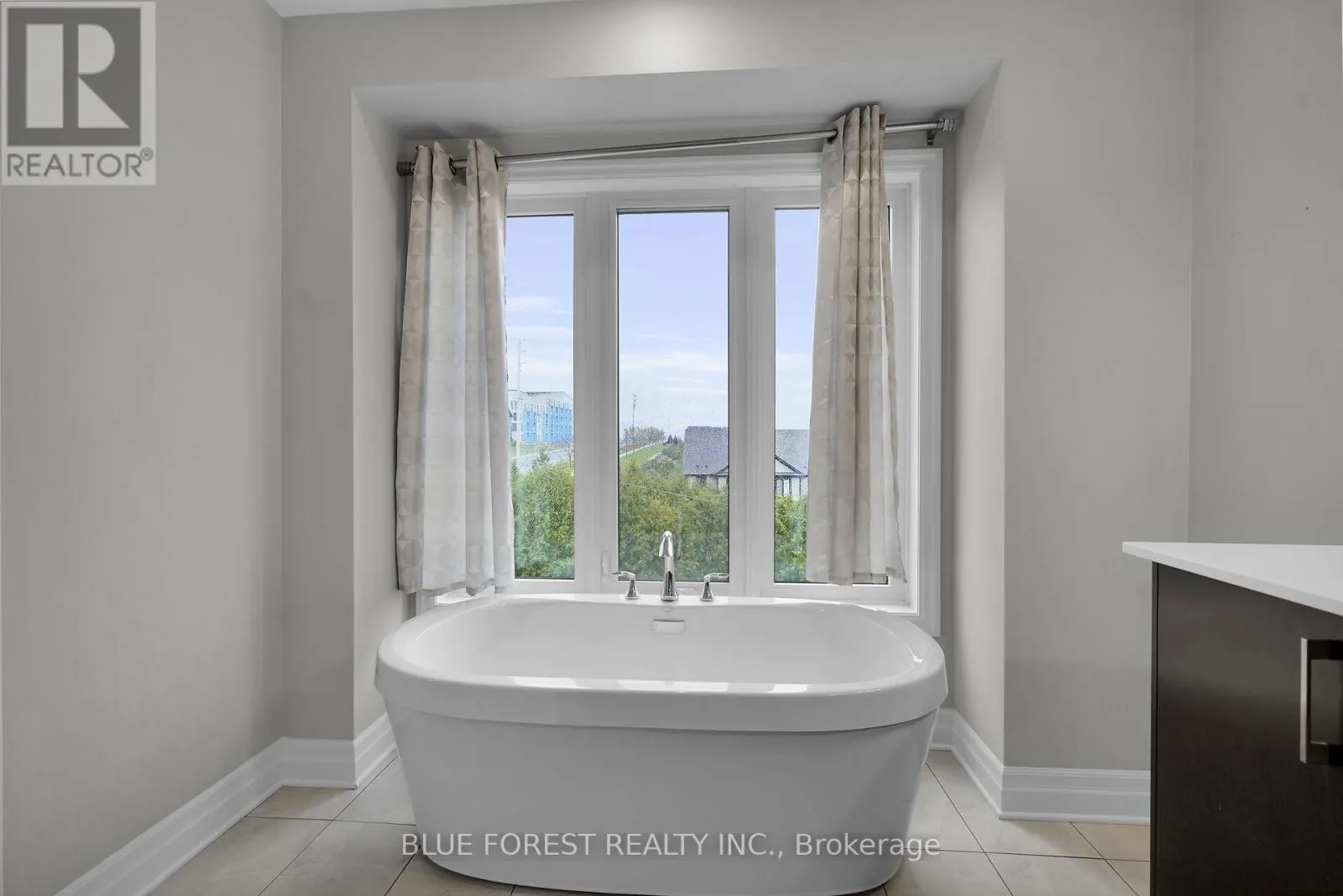 2 - 555 SUNNINGDALE ROAD E, #2