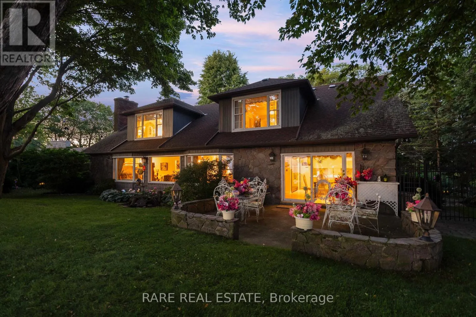 735 LAKESHORE ROAD E